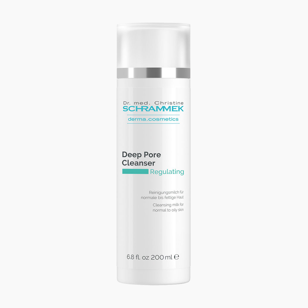 Dr. Schrammek Deep-Pore-Cleanser-web "Flaske av Dr. Schrammek Deep Pore Cleanser vist med sin rene og profesjonelle emballasje, perfekt for å fremheve produktets effektivitet i å rense og forfine hudens utseende."