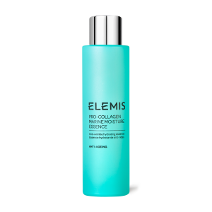 "Flaske av Elemis Pro-Collagen Marine Moisture Essence elegant vist med sine blå og sølv aksenter mot en ren, sofistikert bakgrunn for å fremheve produktets hydrerende effekt."