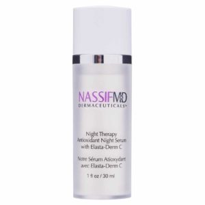Dr. Nassif Night Therapy Serum flaske på en elegant overflate, fremhever serumets avanserte anti-aging ingredienser som Retinol og Vitamin C, designet for å forynge og reparere huden over natten.